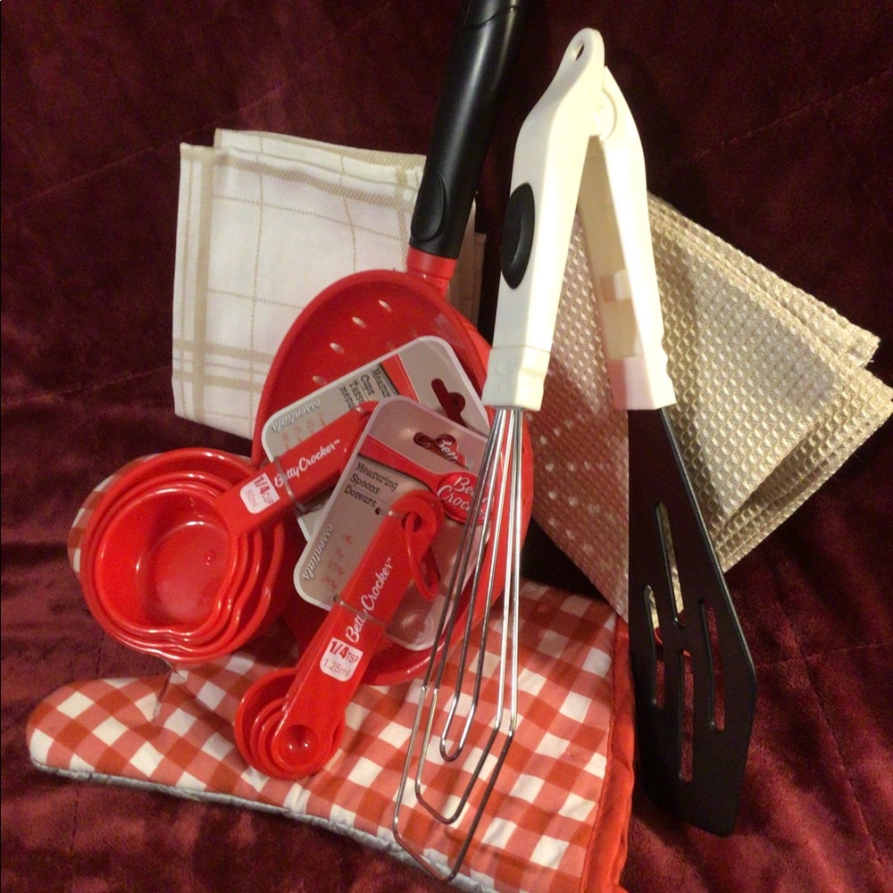 BNWOT. Betty Crocker Kitchen Essentials
